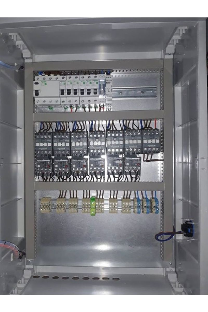 Pool control panel with 5 pumps and 1 lamp output