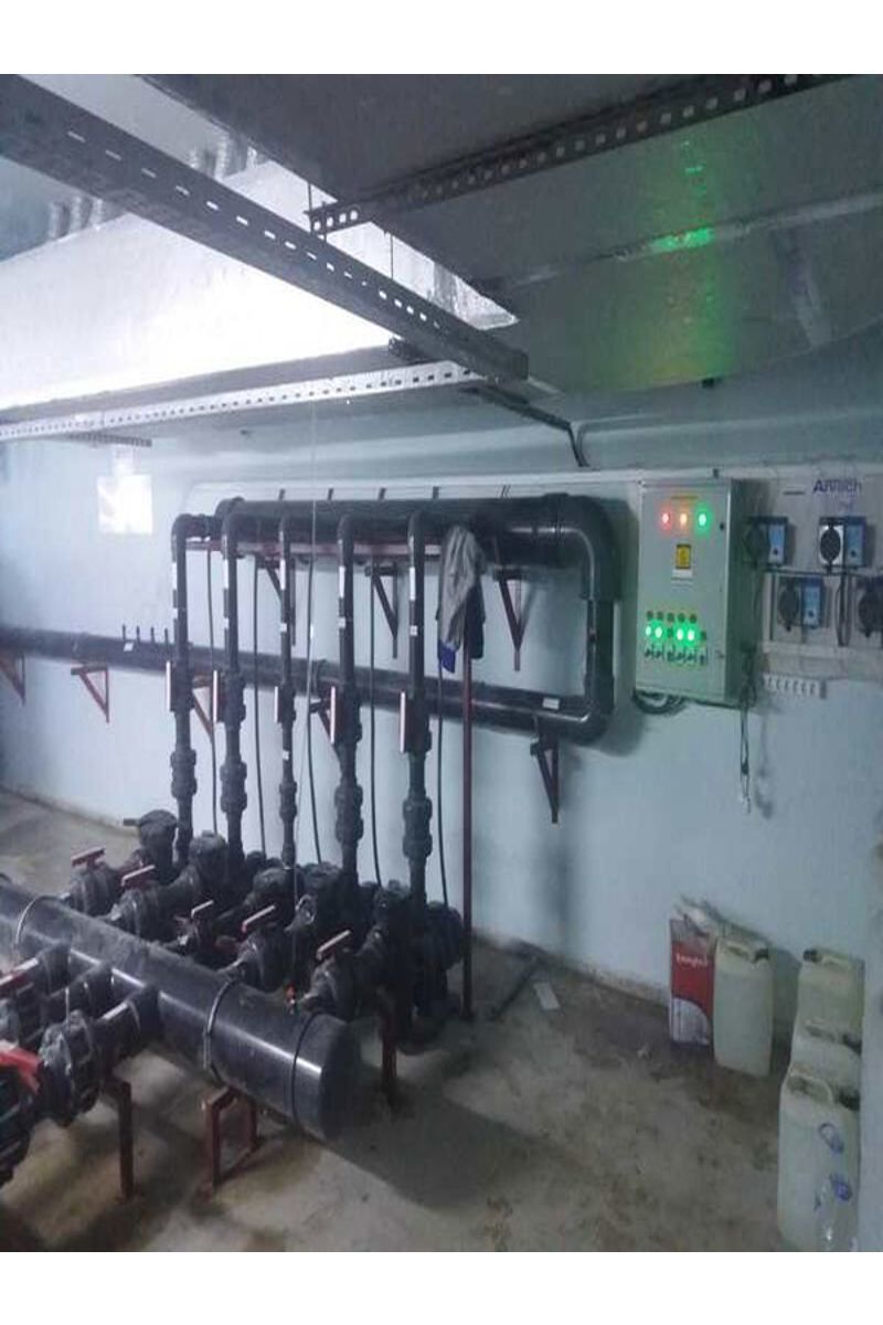 Pool control panel with 9 pumps and 1 lamp output