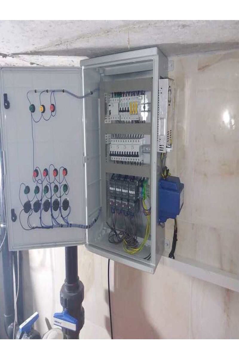 Pool control panel with 4 pumps and 1 lamp output